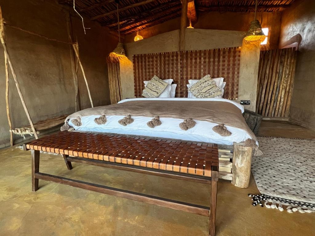 Piscine à débordement d'Alkamar Camp au coucher du soleil